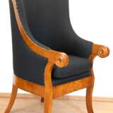 Biedermeier-Sessel, Esche/ Kirsche, Rückenlehne in Armlehnen übergehend, loses Sitzkissen, allseitig mit schwarzem Schonstoff bezogen, aufgearbeitet, 113x70x72 cm - photo 1