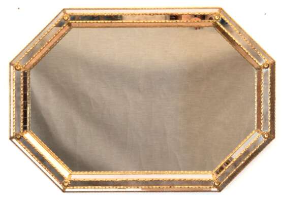 Spiegel, 20. Jh., achteckiger Messing-Rahmen mit Spiegelelementen und floralen Messing-Applikationen besetzt, 60x85 cm - photo 1