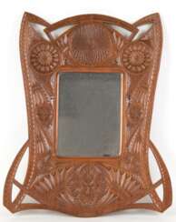Spiegel, um 1900, reich verzierter Holzrahmen mit ornamentaler Kerbschnitzerei, ges. 47x39,5 cm