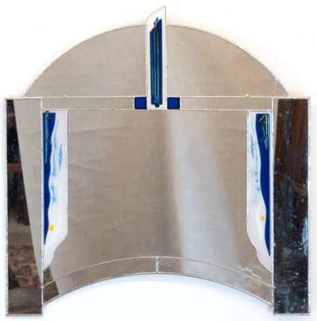 Spiegel, 20. Jh., Künstlerarbeit, sign. und dat. 2002, bogenförmig, bleiverglast, mit eingelegten Glaselementen, 1x Spiegelsegment mit Riß, 72x66 cm - Foto 1