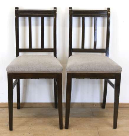 Paar Jugendstil-Stühle, um 1900, Buche, nußbaumfarben poliert, Sitz neu gepolstert und mit hellem Stoff bezogen, versproßte Rückenlehne, restauriert, 90x43x43 cm - photo 1