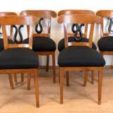 Biedermeier-Tisch mit 6 Stühlen, Kirschholz, um ca. 1820, Tisch mit sechseckiger Mittelsäule, mit schwarz gefärbtem Birnbaumholz, Tischplatte in massiv Buche erneuert, Tischplatte mit Riß, Dm. 117 cm, H. 77,5 cm, bei den Stühlen ist der Sitz in … - фото 1