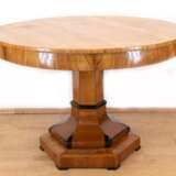 Biedermeier-Tisch mit 6 Stühlen, Kirschholz, um ca. 1820, Tisch mit sechseckiger Mittelsäule, mit schwarz gefärbtem Birnbaumholz, Tischplatte in massiv Buche erneuert, Tischplatte mit Riß, Dm. 117 cm, H. 77,5 cm, bei den Stühlen ist der Sitz in … - Foto 2