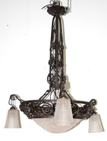 Jugendstil-Deckenlampe, um 1920, Muller Fréres Luneville, Eisen-Korpus mit Weinlaubdekor, mittig runde Glasschale mit Ornamentdekor, 3 gebogenen Leuchterarme mit Glasschirmen, signiert, H. 90 cm, Dm. 70 cm - фото 1