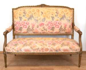 Sofa, im Louis-Seize-Stil, goldfarben gefaßt, geblümter Bezugsstoff, hinteres Bein repariert, Gebrauchspuren, 108x136x75 cm