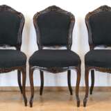 3 Salon-Stühle im Rokoko-Stil, Nußbaum, beschnitzt, gepolsterter Sitz und Rückenlehne mit schwarzem Stoffbezug, aufgearbeitet, 85x46x40 cm - фото 1