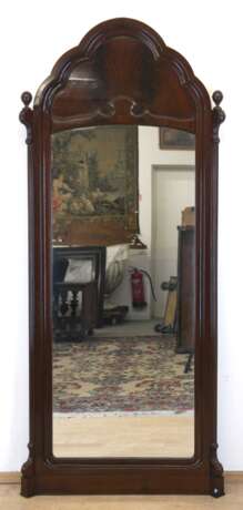 Großer Biedermeier-Spiegel, um 1840, Mahagoni furniert, restauriert und Schellack poliert, 182x80x8 cm - фото 1