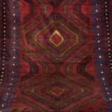 Teppich Persien, Wolle/ Wolle, Ornamentdekor auf dunkelrotem Grund, Eckbereich und Seiten mit mehreren Löchern, Kanten belaufen, 320x172 cm - Foto 1