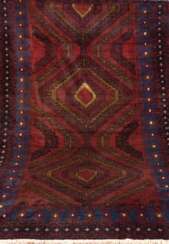 Teppich Persien, Wolle/ Wolle, Ornamentdekor auf dunkelrotem Grund, Eckbereich und Seiten mit mehreren Löchern, Kanten belaufen, 320x172 cm