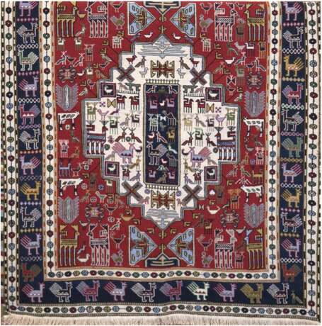 Kelim, Nordwest-Persien, rotgrundig mit zentralem Medaillon und Tiermotiven, 145x122 cm - Foto 1