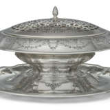 AN AMERICAN SILVER CENTERPIECE BOWL AND STAND AND SILVER-PLATED FLOWER GRID - фото 1