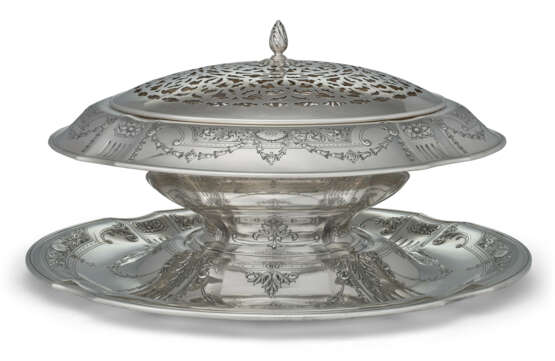AN AMERICAN SILVER CENTERPIECE BOWL AND STAND AND SILVER-PLATED FLOWER GRID - фото 1