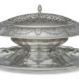 AN AMERICAN SILVER CENTERPIECE BOWL AND STAND AND SILVER-PLATED FLOWER GRID - Auction archive