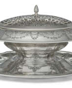 Versilberung. AN AMERICAN SILVER CENTERPIECE BOWL AND STAND AND SILVER-PLATED FLOWER GRID