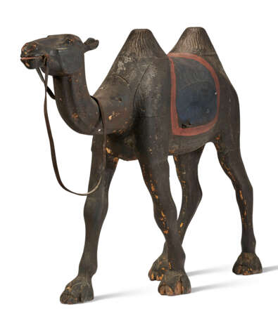 A BROWN, RED AND BLUE-PAINTED CARVED CAMEL CAROUSEL FIGURE - Foto 2