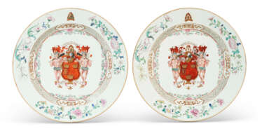 A PAIR OF CHINESE EXPORT PORCELAIN &#39;SCOTTISH MARKET&#39; ARMORIAL CHARGERS