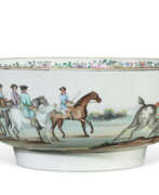 Bol à punch. A CHINESE EXPORT PORCELAIN &#39;EUROPEAN SUBJECT&#39; PUNCHBOWL