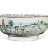 A CHINESE EXPORT PORCELAIN `EUROPEAN SUBJECT` PUNCHBOWL - photo 2