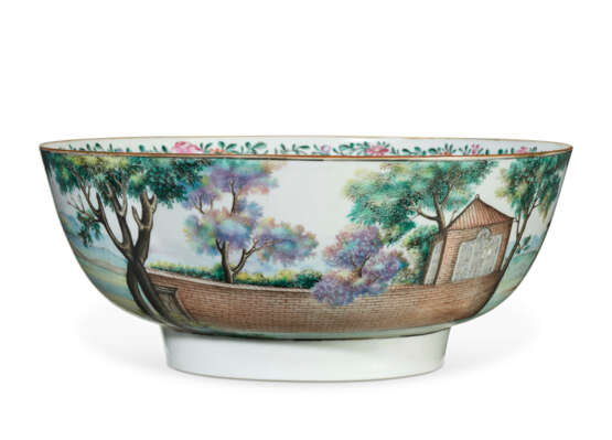 A CHINESE EXPORT PORCELAIN `EUROPEAN SUBJECT` PUNCHBOWL - photo 3
