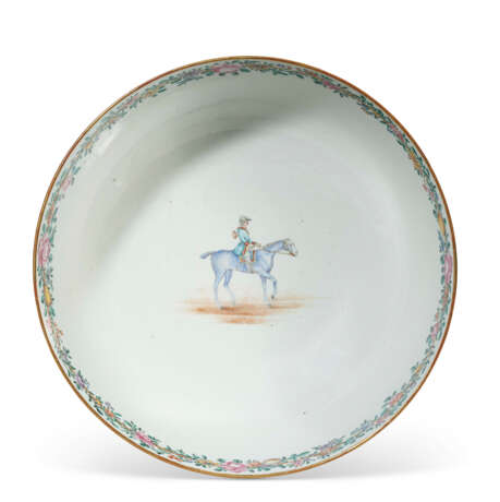 A CHINESE EXPORT PORCELAIN `EUROPEAN SUBJECT` PUNCHBOWL - photo 4