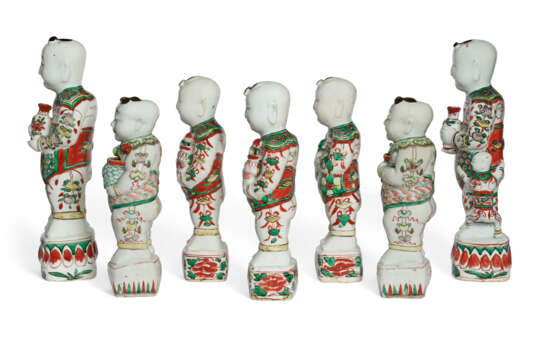 A GROUP OF SEVEN CHINESE EXPORT PORCELAIN BOYS - фото 2