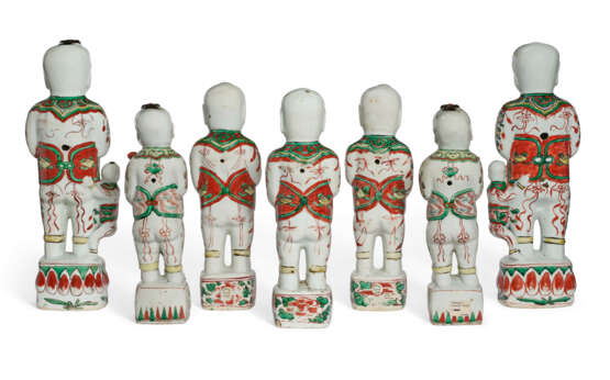 A GROUP OF SEVEN CHINESE EXPORT PORCELAIN BOYS - фото 3