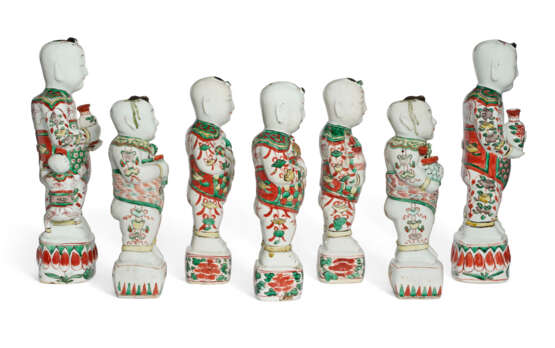 A GROUP OF SEVEN CHINESE EXPORT PORCELAIN BOYS - фото 4