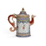 A CHINESE EXPORT PORCELAIN ROSE-VERTE `EUROPEAN SUBJECT` COFFEE-POT AND COVER - Foto 3