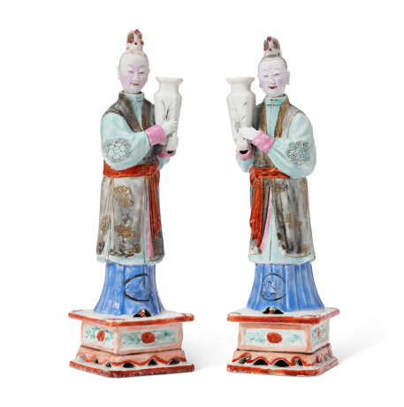 A PAIR OF CHINESE EXPORT PORCELAIN COURT LADIES - фото 1