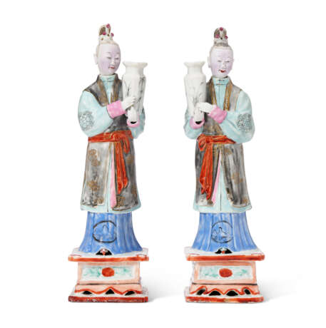 A PAIR OF CHINESE EXPORT PORCELAIN COURT LADIES - фото 2