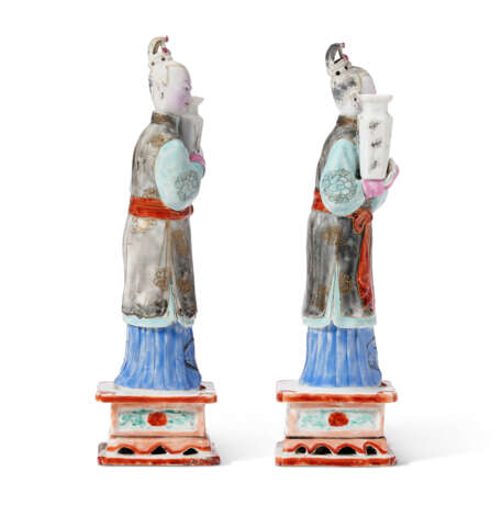 A PAIR OF CHINESE EXPORT PORCELAIN COURT LADIES - фото 3