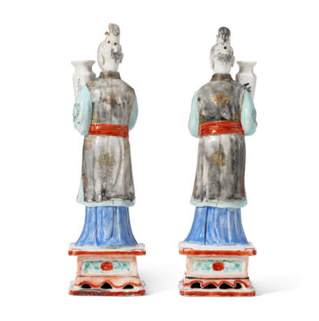 A PAIR OF CHINESE EXPORT PORCELAIN COURT LADIES - фото 4