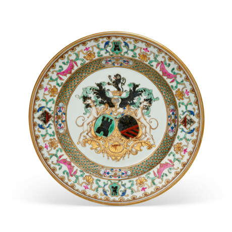 A CHINESE EXPORT PORCELAIN `BELGIAN MARKET` ARMORIAL PLATE - Foto 1