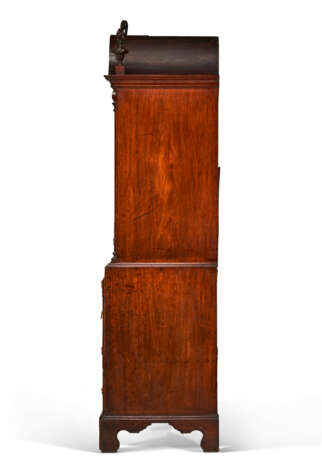 THE HALL FAMILY CHIPPENDALE CARVED MAHOGANY BONNET-TOP BLOCK-FRONT CHEST-ON-CHEST - photo 3