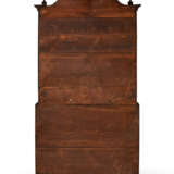 THE HALL FAMILY CHIPPENDALE CARVED MAHOGANY BONNET-TOP BLOCK-FRONT CHEST-ON-CHEST - Foto 4