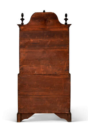 THE HALL FAMILY CHIPPENDALE CARVED MAHOGANY BONNET-TOP BLOCK-FRONT CHEST-ON-CHEST - фото 4