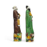 TWO CHINESE EXPORT PORCELAIN BISCUIT-GLAZED FIGURES OF IMMORTALS - Foto 3