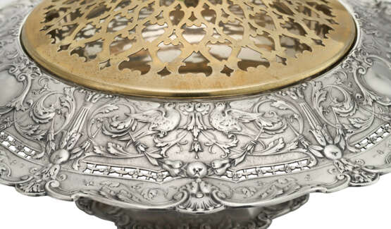 AN AMERICAN SILVER CENTERPIECE BOWL AND GILT SILVER-PLATED FLOWER GRID - фото 2