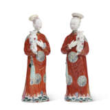 A PAIR OF CHINESE EXPORT PORCELAIN COURT LADIES - фото 1