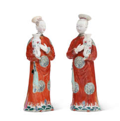 A PAIR OF CHINESE EXPORT PORCELAIN COURT LADIES