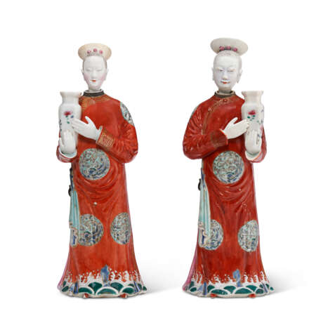 A PAIR OF CHINESE EXPORT PORCELAIN COURT LADIES - фото 2