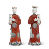 A PAIR OF CHINESE EXPORT PORCELAIN COURT LADIES - фото 2