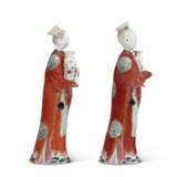 A PAIR OF CHINESE EXPORT PORCELAIN COURT LADIES - фото 3