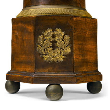 A CLASSICAL MAHOGANY VENEERED AND ORMOLU MOUNTED “LIGHTHOUSE” TIMEPIECE SHELF CLOCK - Foto 9