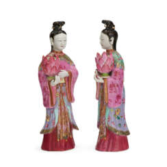 A PAIR OF CHINESE EXPORT PORCELAIN COURT LADY CANDLEHOLDERS