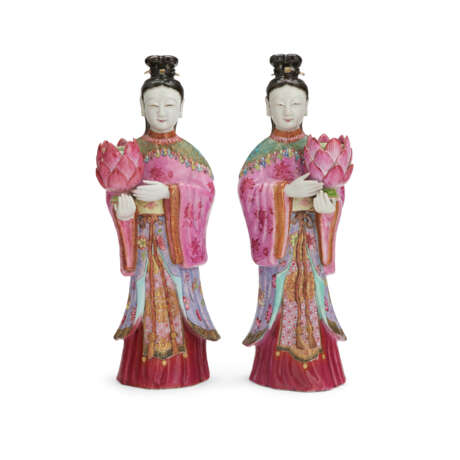 A PAIR OF CHINESE EXPORT PORCELAIN COURT LADY CANDLEHOLDERS - фото 2