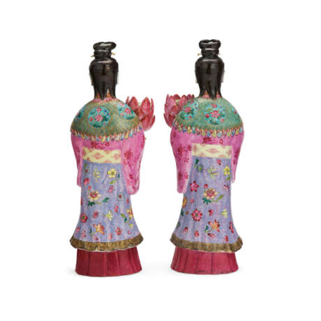 A PAIR OF CHINESE EXPORT PORCELAIN COURT LADY CANDLEHOLDERS - фото 3