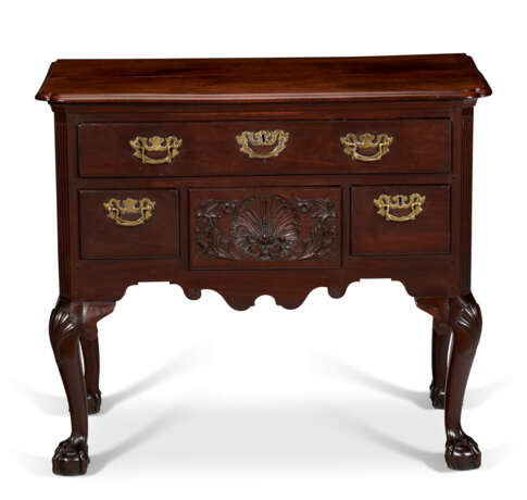 A CHIPPENDALE CARVED WALNUT DRESSING TABLE - фото 1