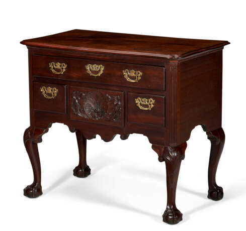 A CHIPPENDALE CARVED WALNUT DRESSING TABLE - фото 2