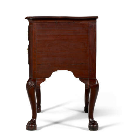 A CHIPPENDALE CARVED WALNUT DRESSING TABLE - photo 3